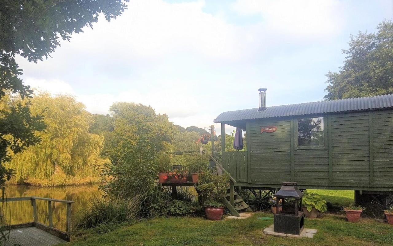 Charming Tranquil Shepherds Hut With Lakeside Balcony 'Roach' Uckfield Exterior photo