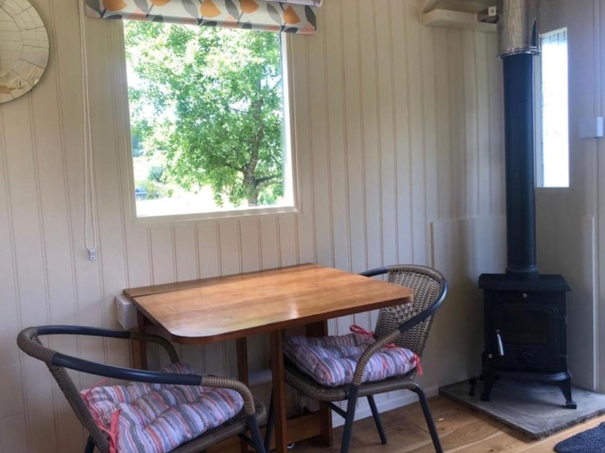 Charming Tranquil Shepherds Hut With Lakeside Balcony 'Roach' Uckfield Exterior photo