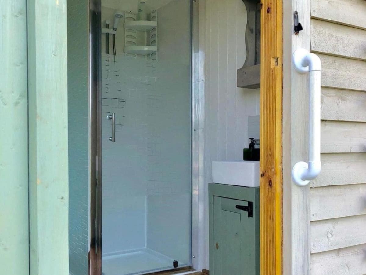 Charming Tranquil Shepherds Hut With Lakeside Balcony 'Roach' Uckfield Exterior photo