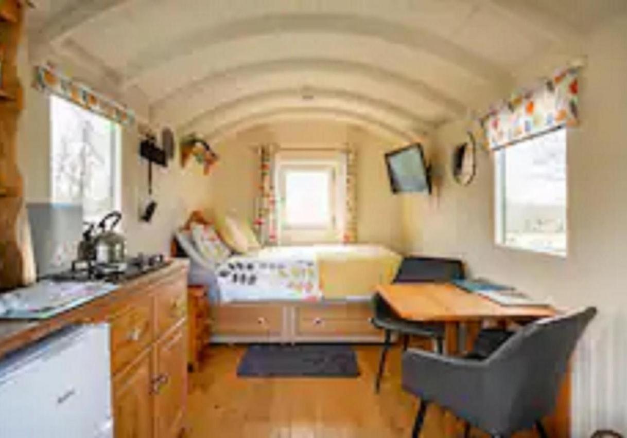 Charming Tranquil Shepherds Hut With Lakeside Balcony 'Roach' Uckfield Exterior photo