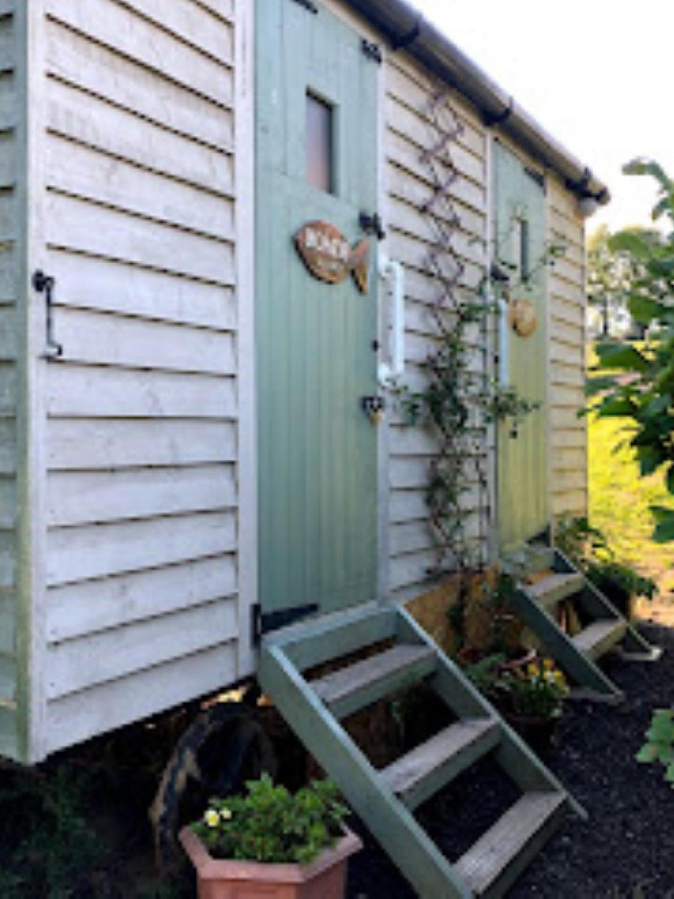 Charming Tranquil Shepherds Hut With Lakeside Balcony 'Roach' Uckfield Exterior photo
