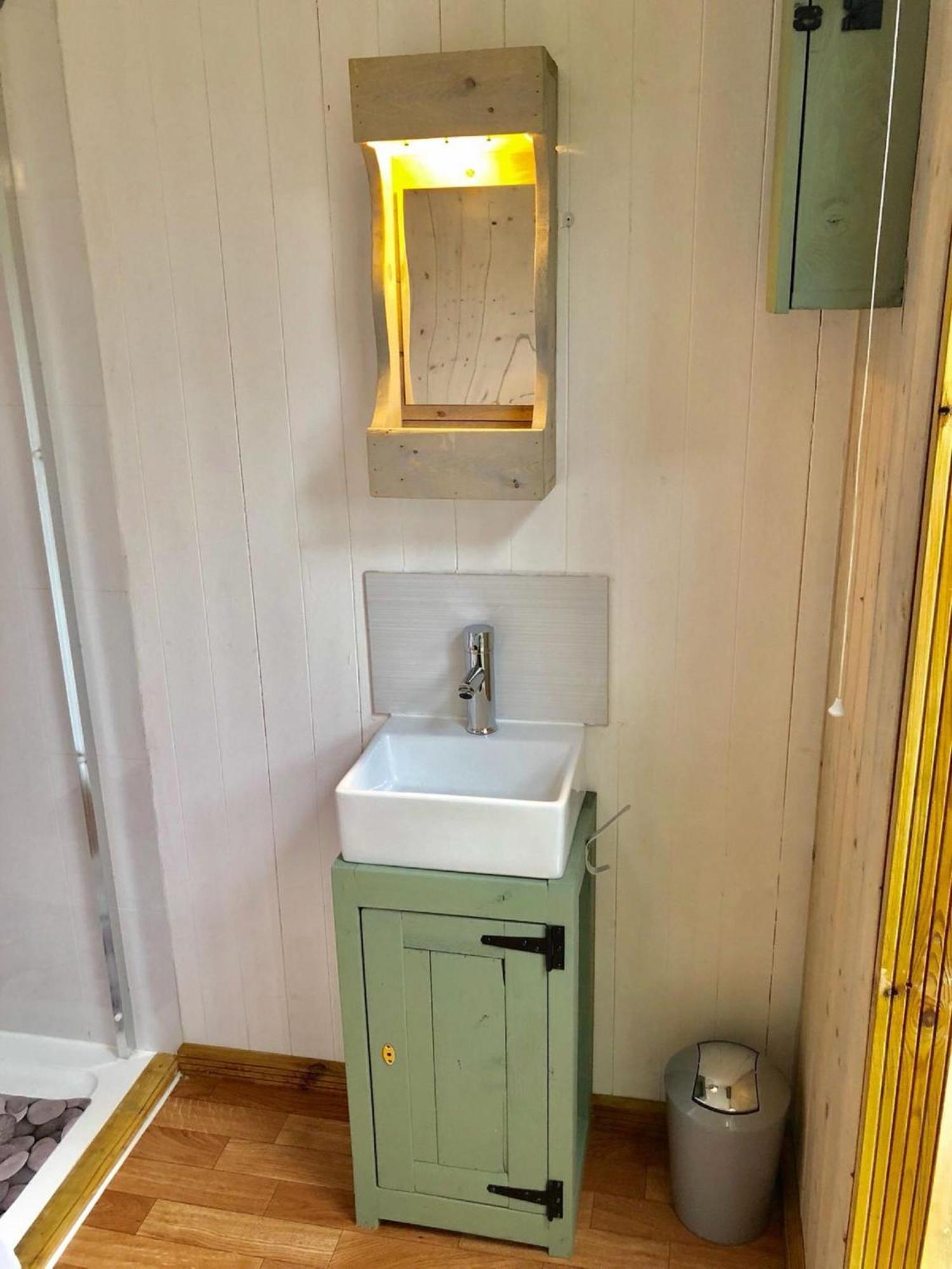 Charming Tranquil Shepherds Hut With Lakeside Balcony 'Roach' Uckfield Exterior photo
