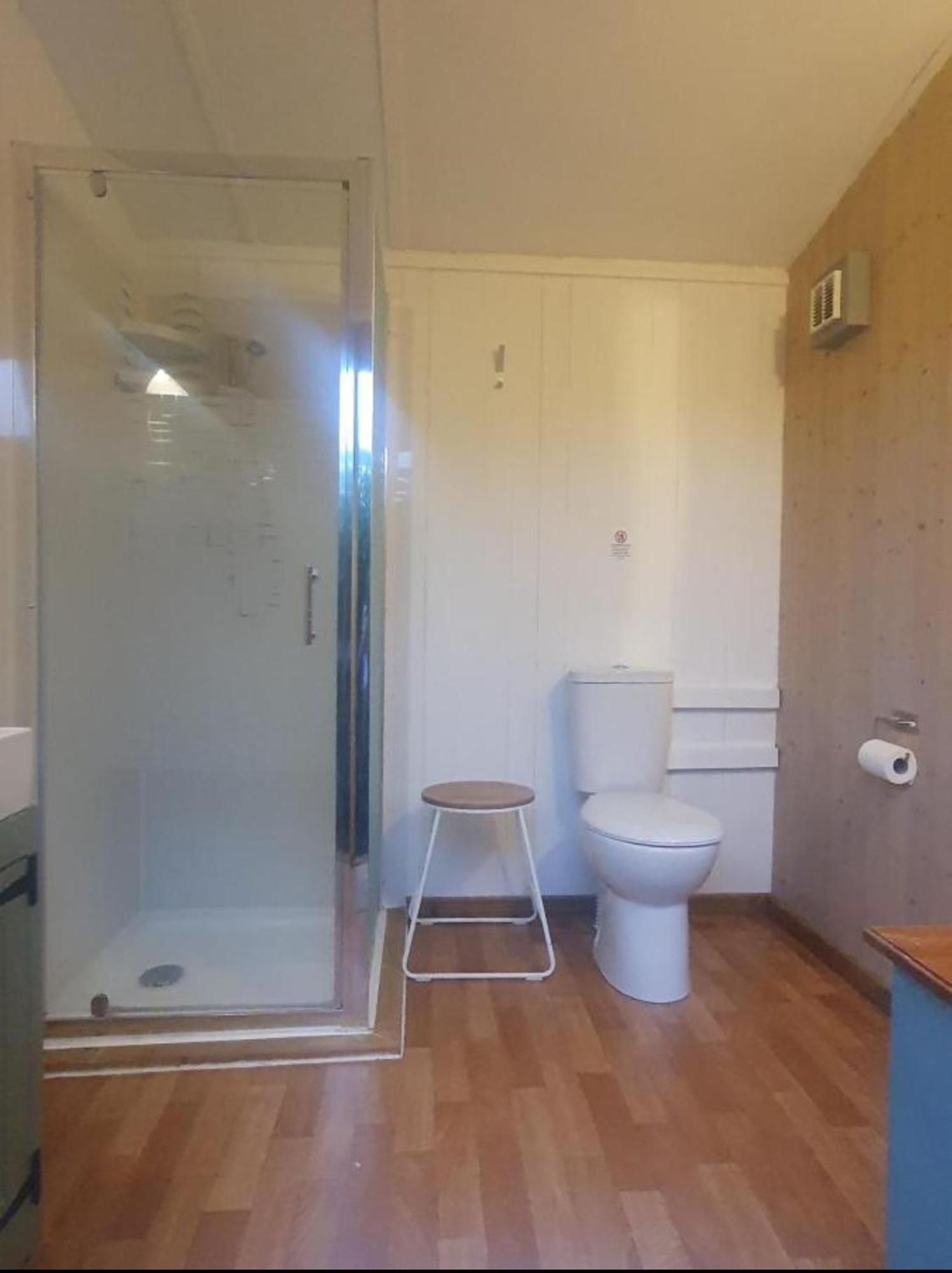 Charming Tranquil Shepherds Hut With Lakeside Balcony 'Roach' Uckfield Exterior photo