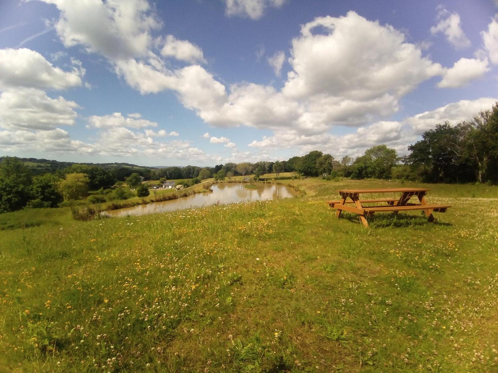Charming Tranquil Shepherds Hut With Lakeside Balcony 'Roach' Uckfield Exterior photo