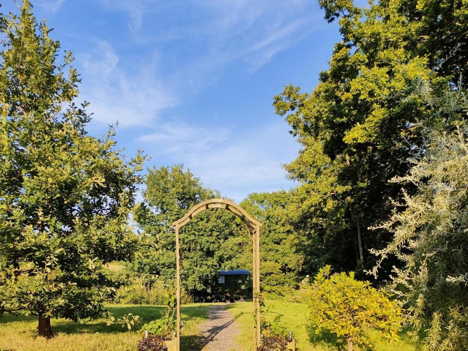 Charming Tranquil Shepherds Hut With Lakeside Balcony 'Roach' Uckfield Exterior photo